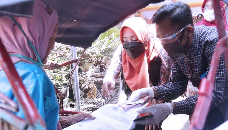 Bansos Disalurkan Lewat PT Pos, Ini Pesan Bupati Mojokerto