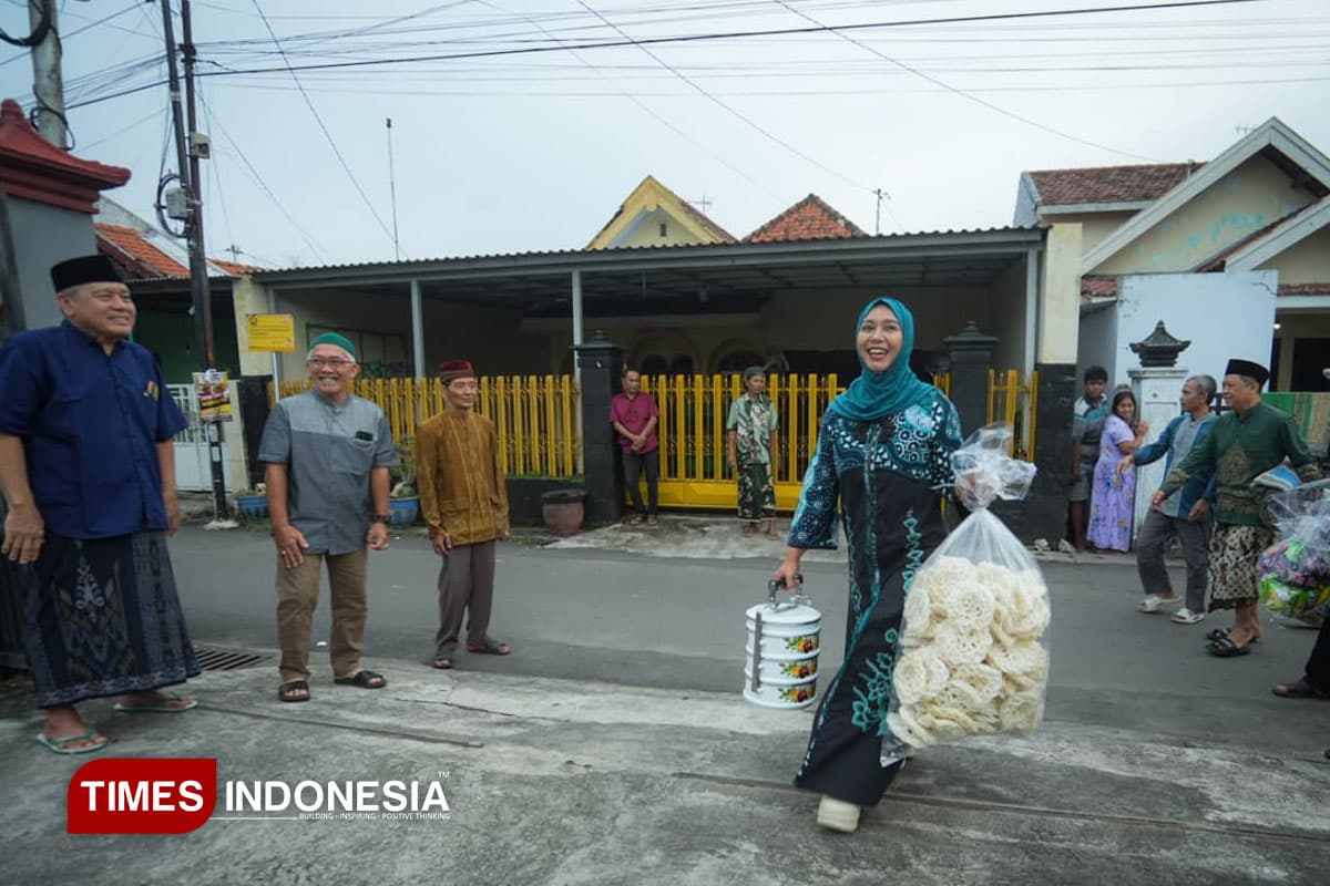 Tradisi Ramadan Wali Kota Mojokerto: 'Rantangan Ning Ita' Sambangi Warga