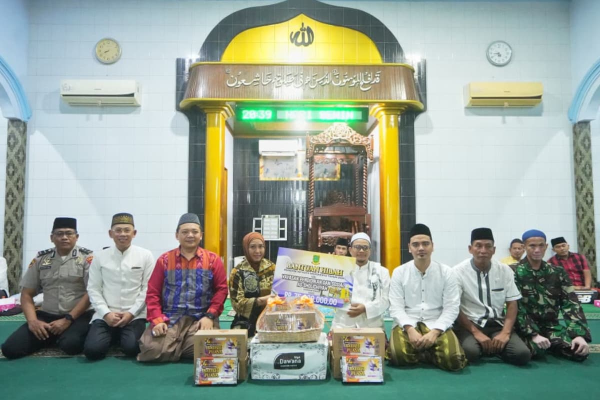 Safari Ramadan di Masjid As Sholichiyah, Wali Kota Mojokerto Serahkan Hibah Rp75 Juta