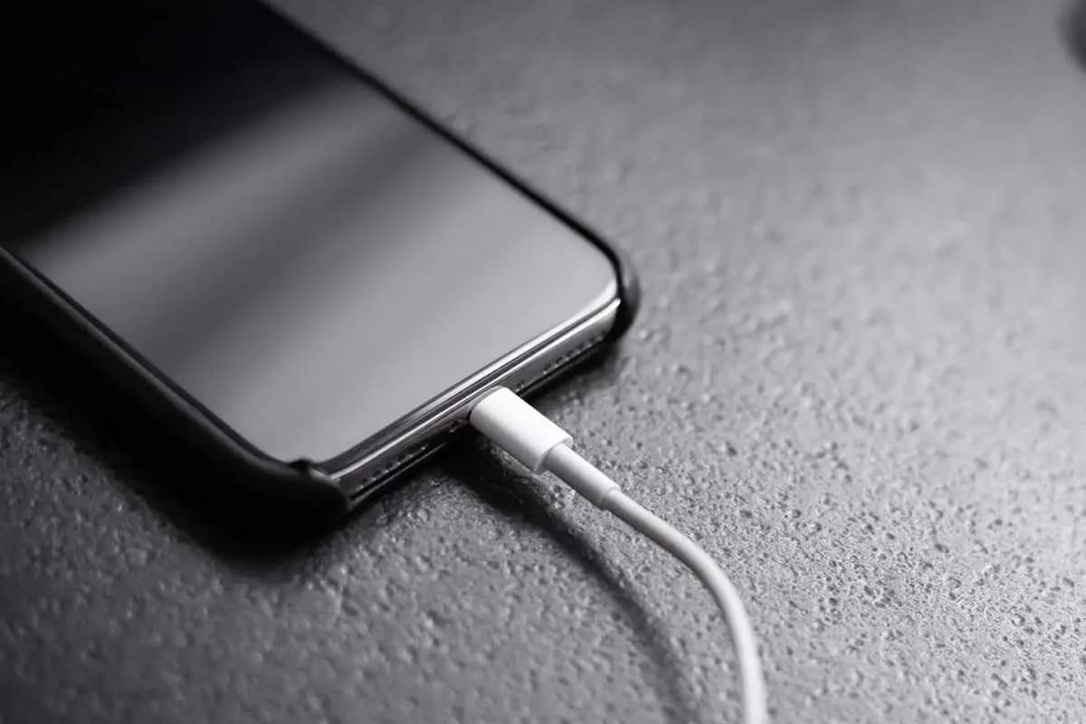 Baterai HP Awet atau Boros? Ini Dampak Charge Semalaman